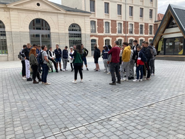 AymardLp's tweet photo. L'ensemble des élèves du lycée se sont rendus à la Biennale du Design ce 31 mai. Face à l’épuisement des ressources naturelles,au réchauffement climatique à l'accroissement des inégalités,les élèves ont par le design fait un pas de côté et expérimenté de nouvelles voies possibles https://t.co/9hCGEETfYH