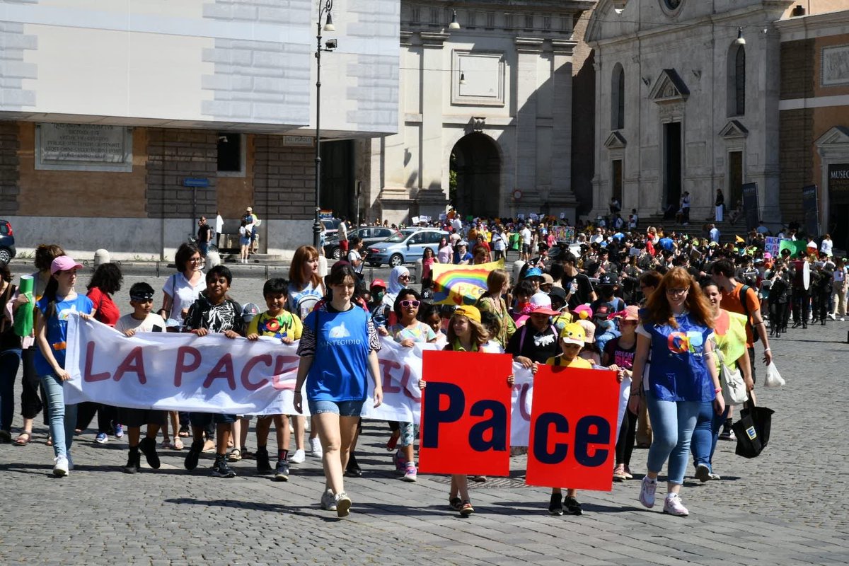 santegidionews's tweet photo. Vogliamo la pace! La guerra non ci piace! lo gridano i bambini delle scuole romane a Piazza del Popolo. Ora LIVE Su https://t.co/ViLEzi72VS https://t.co/hQ19IKTZog