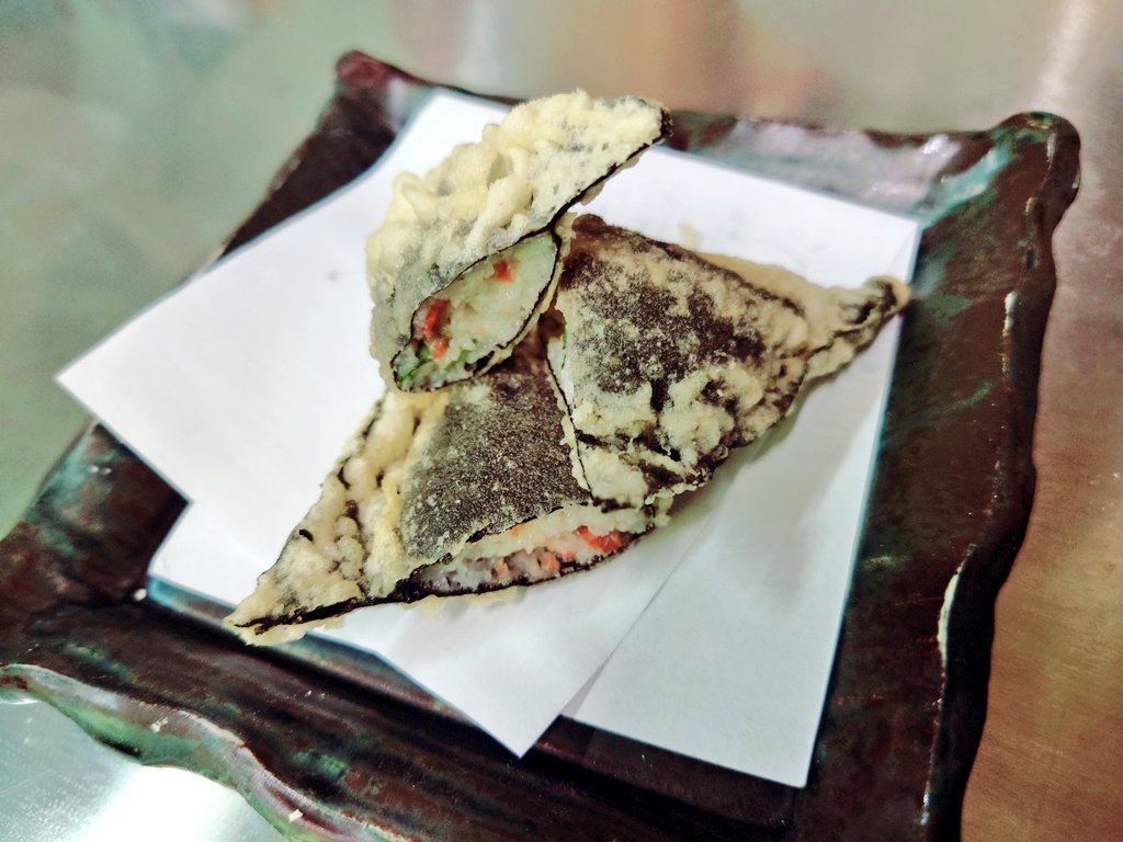 高澤 平 たいら 蕎麦と天ぷら 滝見屋 たきみや 松之山温泉 今日は夜の予約があるんです 天ぷらの一品に 大和芋の磯辺揚げ 梅干しと大葉で味付けしてあります 大和芋に火を通すと フワフワの食感になります 冬に鍋に入れても美味しいんですよ