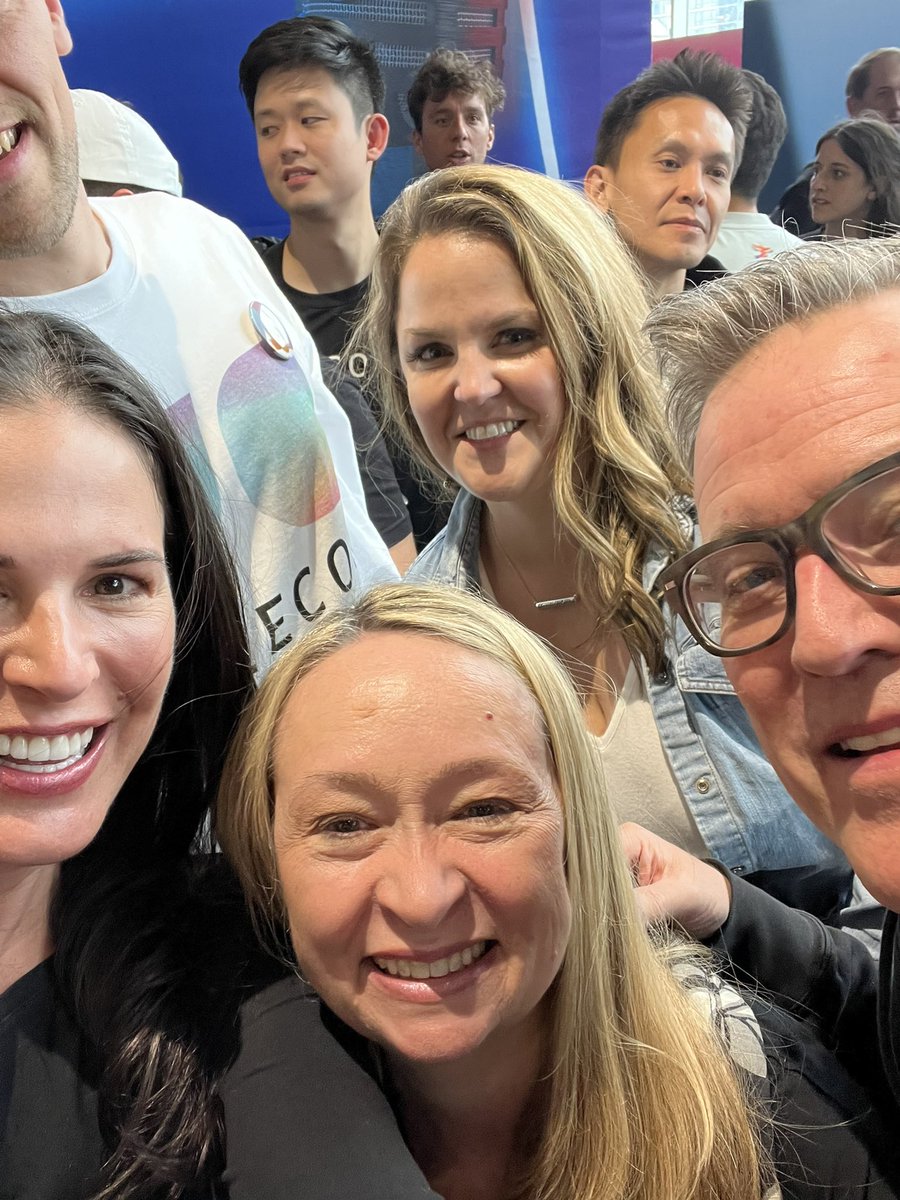 laurareckmeyer's tweet photo. Was super fun meeting you Nattywife (@natlangford) + Monika Dawn (@monica_dawn) also with @veirdfishes, all 💕 @FlowerGirlsNFT Thank you for the smile and wave @EvaLongoria (missed my face in the photo, ooops!) And @YKarkai thank you for all that you do for @worldofwomennft https://t.co/CMMXaOOx6y