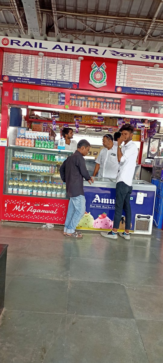 AtalAkash's tweet photo. Refuse to give water bottle on MRP , demanding 5/- extra ,at Agra Cantt Railway station. Please take action against such Shop-keepers. 
@RailMinIndia @CPRONCR @AshwiniVaishnaw @toi @ndtv @aajtak https://t.co/nZQ1zp21qd