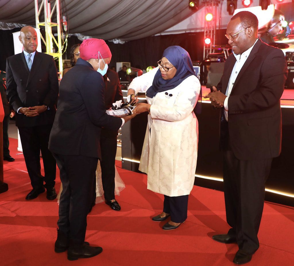 ChrissFundi's tweet photo. Gaidi akiwa na raisi kamanda #Sirro unajiskiaje kwa sasa wafuasi wa mwendazake kuna mda mnakuwa na matatzi sana https://t.co/yOCtjhopc7