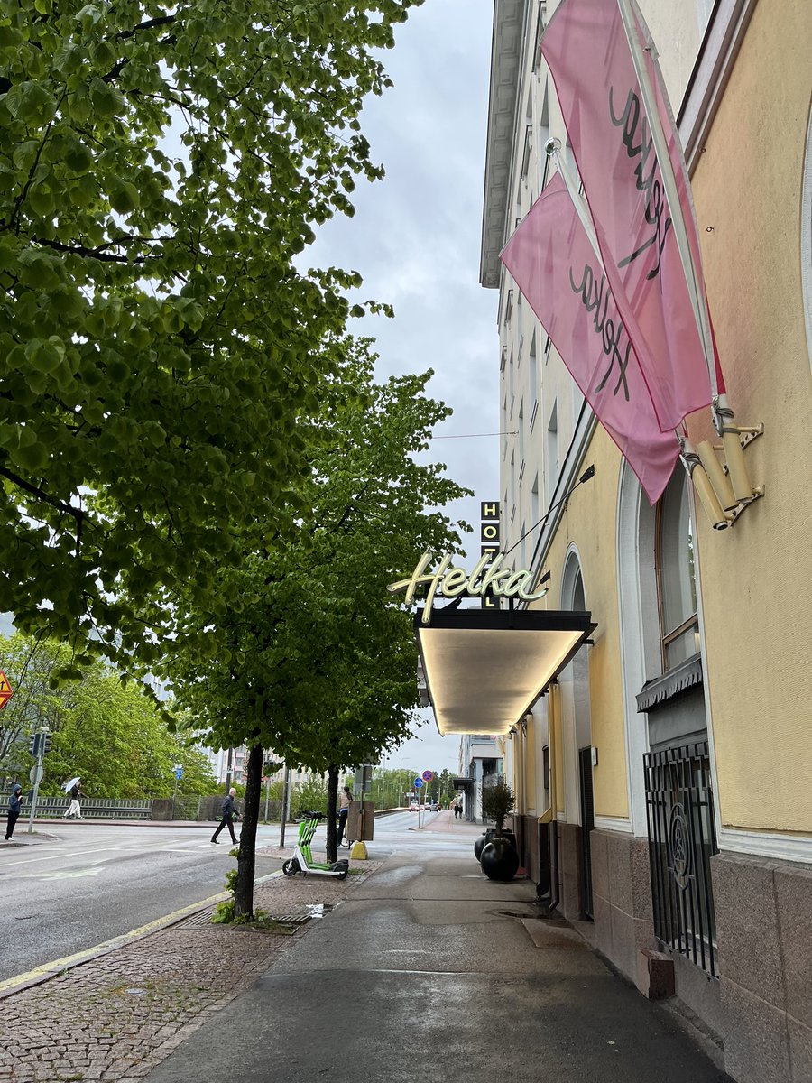 taija_myyra's tweet photo. Eilen oli muuten Helkan nimipäivä ja mie majoituin Hotelli Helkassa. #helka #hotelli #helsinki #taidehuoneet https://t.co/QmMvtL39IZ