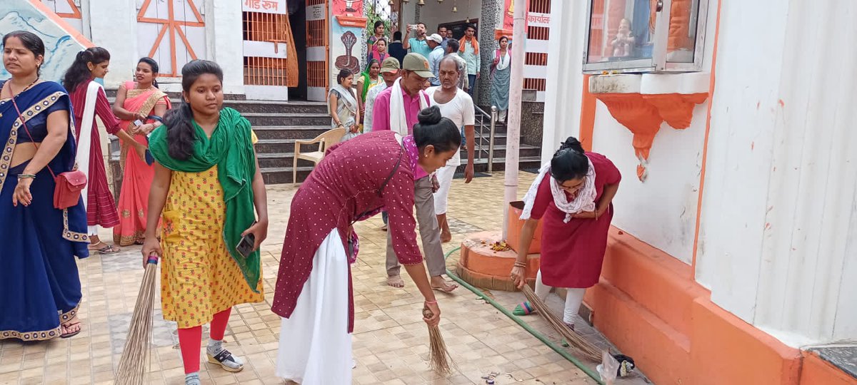 Chandrasekhar Agniwanshi (@csagniwansi14) on Twitter photo छत्तीसगढ़ में #मनरेगा_कर्मियों द्वारा 60 दिन से अनिश्चितकालीन हड़ताल जारी सार्वजनिक स्थलों पर साफ सफाई कर सांकेतिक प्रदर्शन किया गया #cgmgnregaनियमितिकरण
<a href="/RahulGandhi/">Rahul Gandhi</a> <a href="/priyankagandhi/">Priyanka Gandhi Vadra</a> <a href="/bhupeshbaghel/">Bhupesh Baghel</a> <a href="/TS_SinghDeo/">T S Singhdeo</a> <a href="/PMOIndia/">PMO India</a> <a href="/ChhattisgarhCMO/">CMO Chhattisgarh</a> <a href="/rssurjewala/">Randeep Singh Surjewala</a> <a href="/plpunia/">P L Punia</a> <a href="/ZeeMPCG/">Zee MP-Chhattisgarh</a> <a href="/aajtak/">AajTak</a> छत्तीसगढ़ में #मनरेगा_कर्मियों द्वारा 60 दिन से अनिश्चितकालीन हड़ताल जारी सार्वजनिक स्थलों पर साफ सफाई कर सांकेतिक प्रदर्शन किया गया #cgmgnregaनियमितिकरण
<a href="/RahulGandhi/">Rahul Gandhi</a> <a href="/priyankagandhi/">Priyanka Gandhi Vadra</a> <a href="/bhupeshbaghel/">Bhupesh Baghel</a> <a href="/TS_SinghDeo/">T S Singhdeo</a> <a href="/PMOIndia/">PMO India</a> <a href="/ChhattisgarhCMO/">CMO Chhattisgarh</a> <a href="/rssurjewala/">Randeep Singh Surjewala</a> <a href="/plpunia/">P L Punia</a> <a href="/ZeeMPCG/">Zee MP-Chhattisgarh</a> <a href="/aajtak/">AajTak</a>