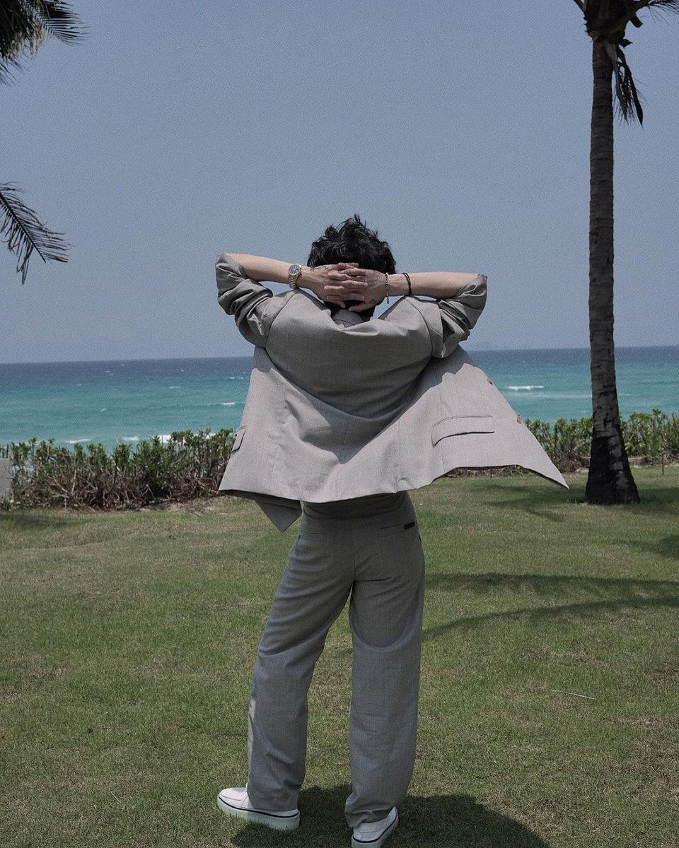 STMTP5794's tweet photo. Biển cũng đẹp đấy nhưng k đẹp bằng anh!!!
#SonTungMTP @sontungmtp777 #TheresNoOneAtAll https://t.co/oQuHmQDyTJ