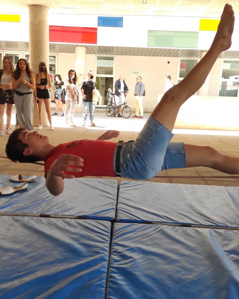EAAlbacete's tweet photo. Acabamos la última semana de exámenes de la mejor manera posible, equilibrando nuestro cuerpo y mente 🤸🏾♂️🧘♂️🤸🏻♀🧘♀️
#slackline #equilibriodevida https://t.co/8FgjyKkqoh