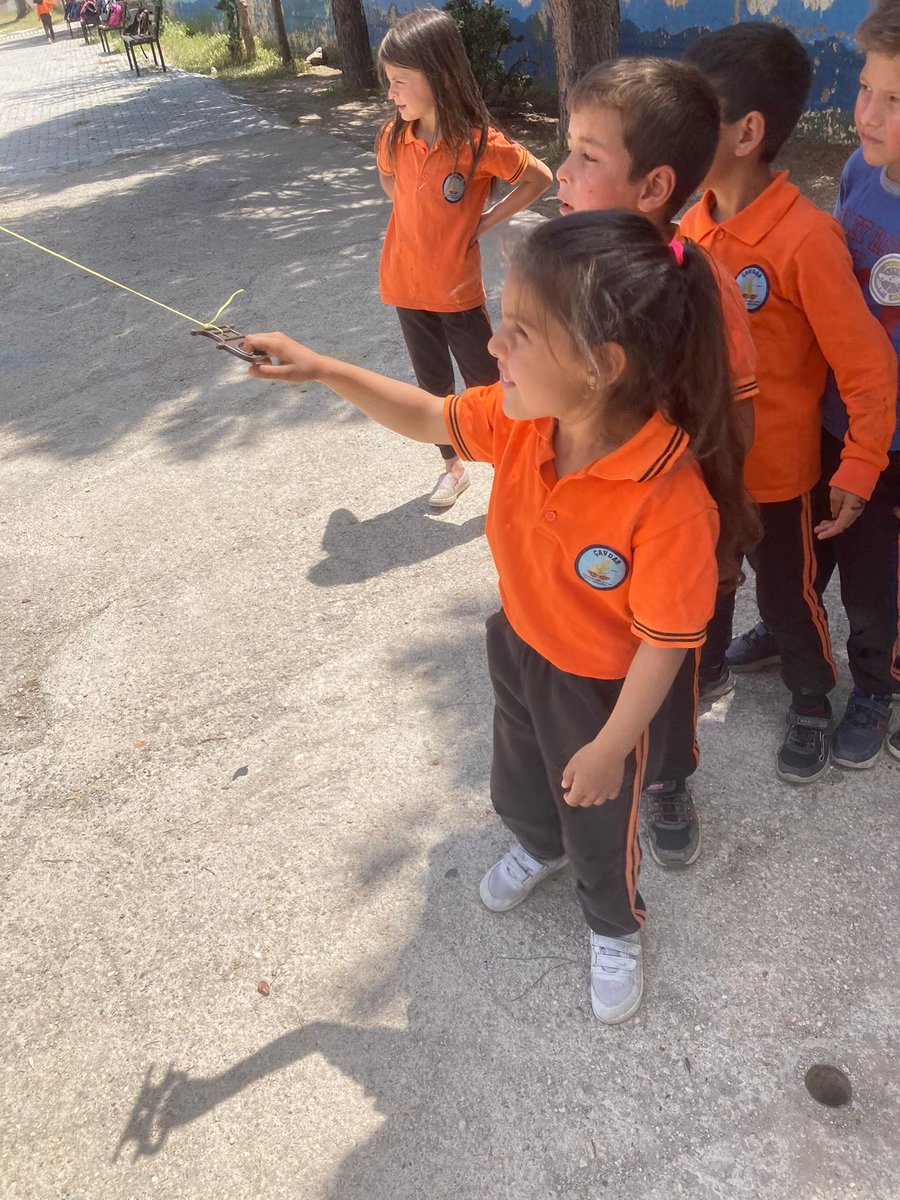 FeritOkulu's tweet photo. Çocuklarımız neleri sevmiyorlar ki.
uçurtmayı seviyorlar sözgelişi, 
bir havalandı mı uçurtmaları 
daha da güzelleşiyorlar. 
maviliklerde gözleri 
özgürlüğü yaşıyorlar 
uçurtmalarla birlikte. 
Rıfat Ilgaz
@seyfullah0966
@yapiciserafetin @cengizaydin36 @sokemem @SokeKaymakam https://t.co/zFZiWrzIUh