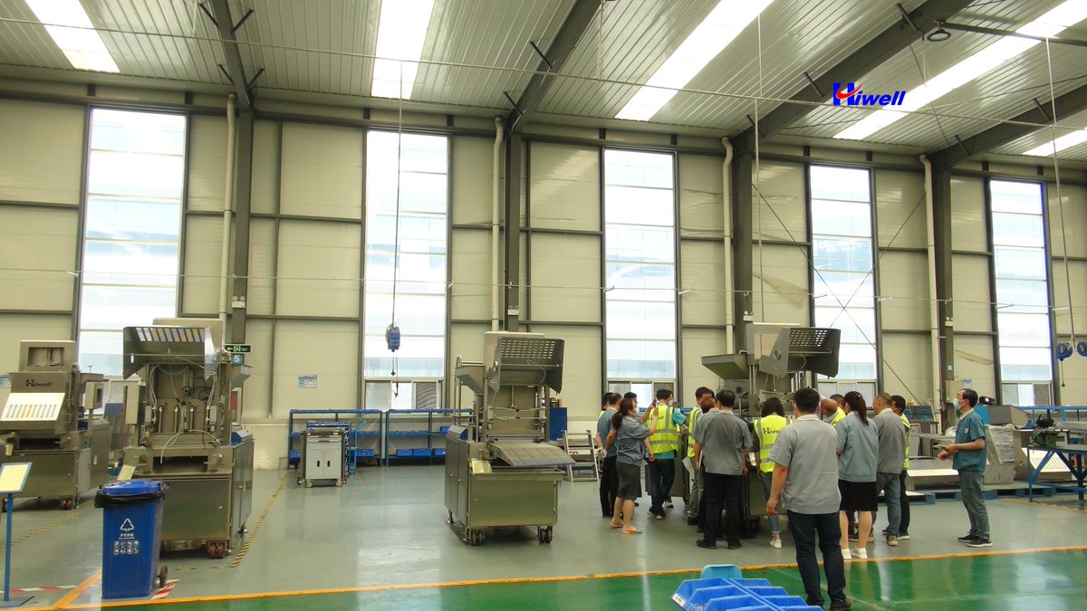 Hiwellmachinery's tweet image. customer visiting and checking machines. #hiwell