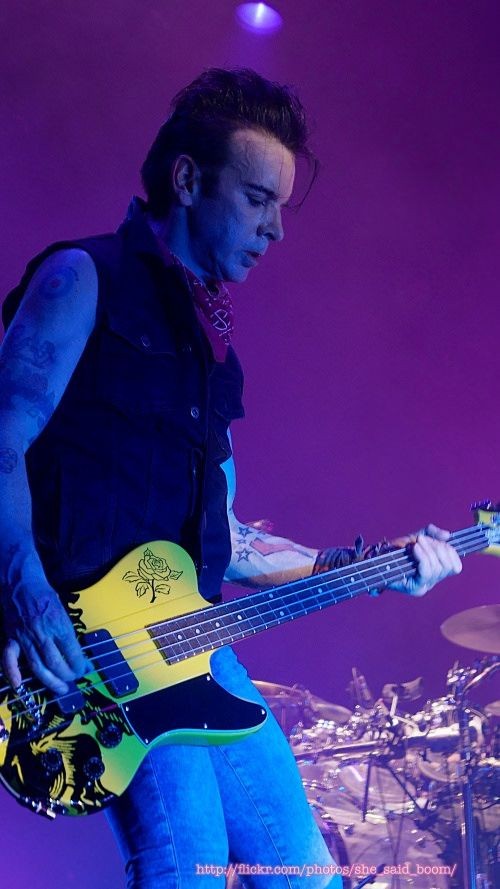 HAPPY BIRTHDAY TO MY FAVORITE BASSIST EVER, SIMON GALLUP!      