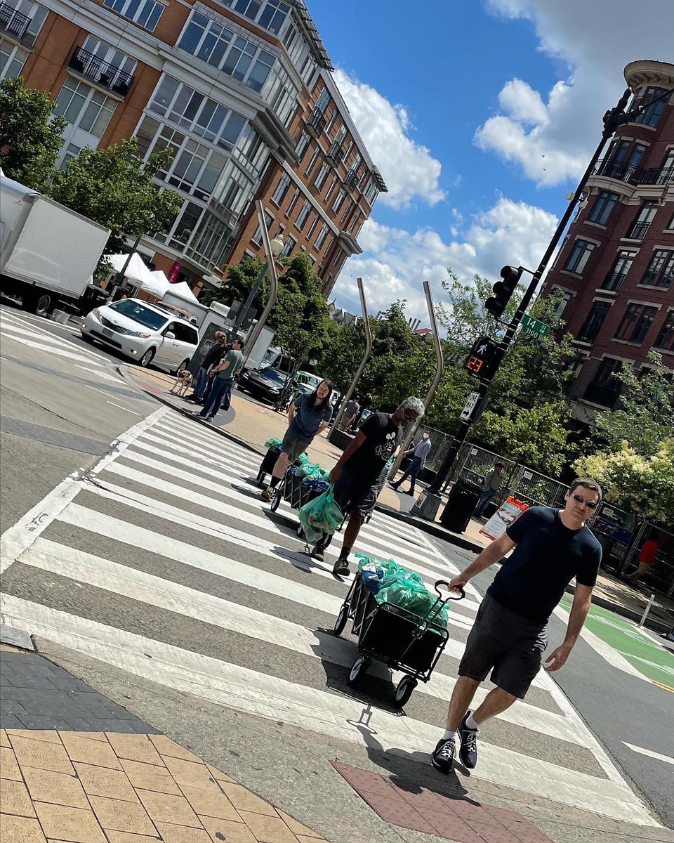 #saturdays are for #volunteering with @wearefamilydc delivering groceries and fresh produce to our inner-city senior community. Thanks to our fantastic volunteers and friends for coming out to help! Please join us for next month’s delivery by signing up at wearefamilydc.org/events