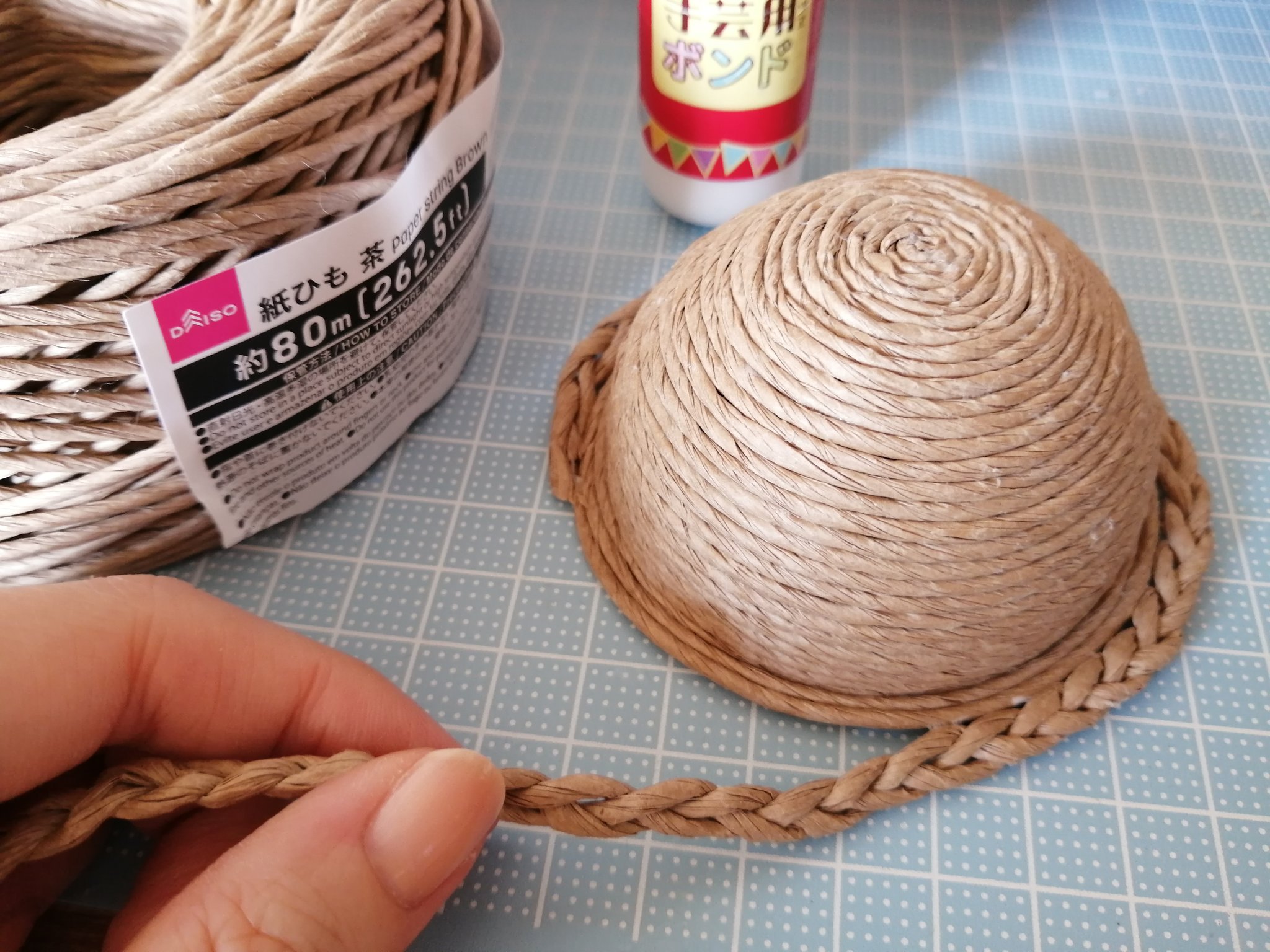 類 9 29 木 2巻発売 紙ヒモを使って帽子を作りました パニくんはカンカン帽っぽい方が似合うなぁ やっちゃんは色々とサイズ調整が必要な様子です T Co Pnhgtwuyfa Twitter