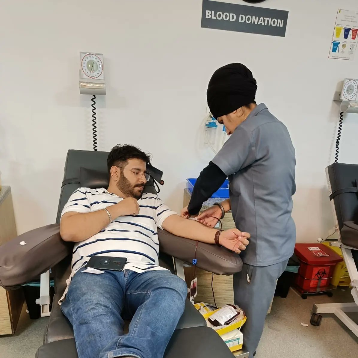 seva_param's tweet photo. Param Seva Volunteers donating Blood for a needy patient at Medanta Hospital, Gurgaon
.
.
.
.
#paramseva #service #Hospitality #donating #life #volunteer https://t.co/F2Onn8NW6X