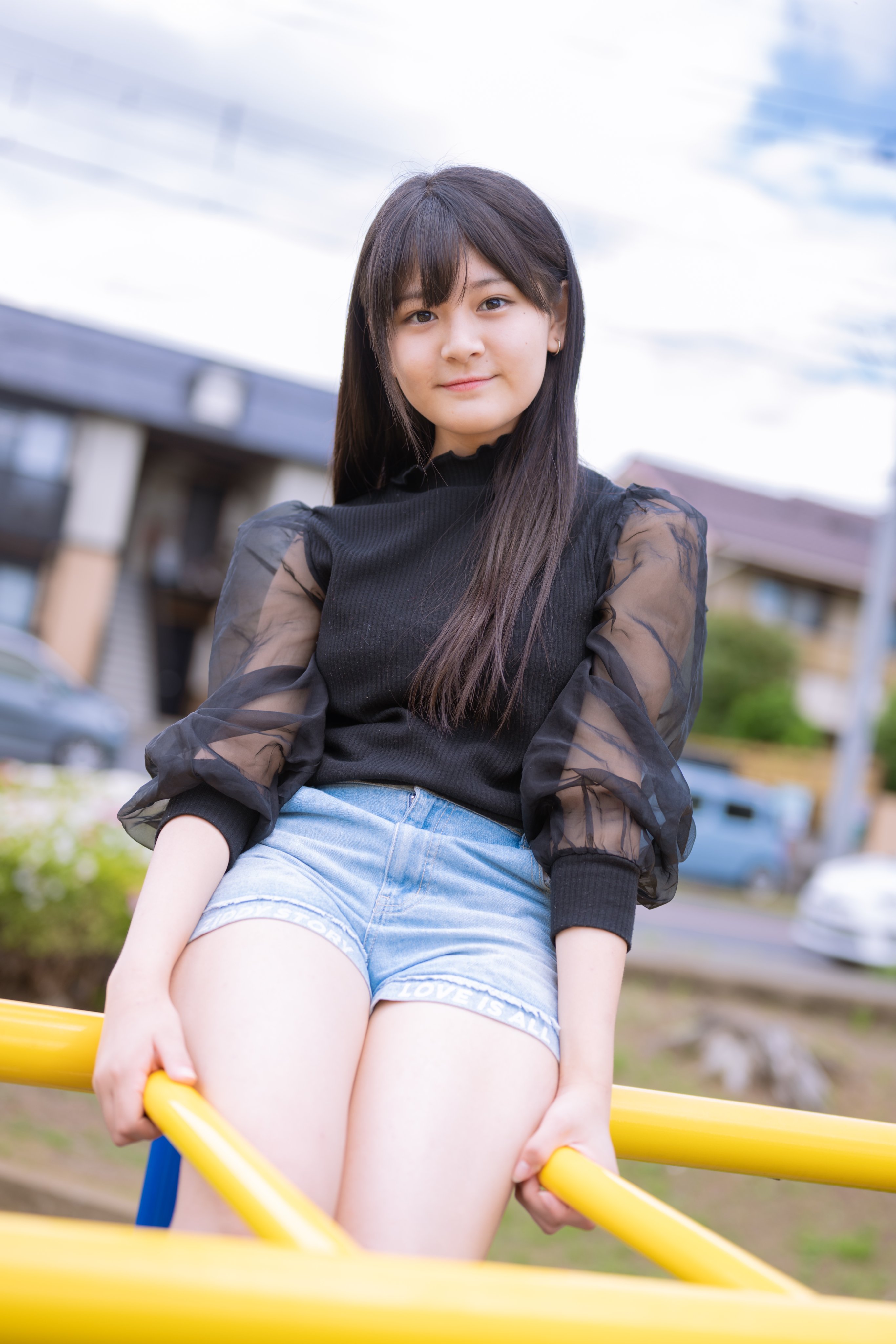 伊與田綾音  
