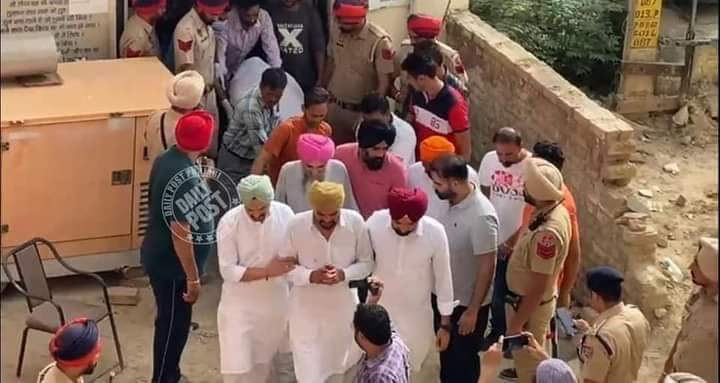 MukulbhadalaRU's tweet photo. सिद्धू मूसेवाला की अंतिम यात्रा, घर पहुंचा शव
#Riplegand
#sidhumoosewala https://t.co/VxlifTYG9z
