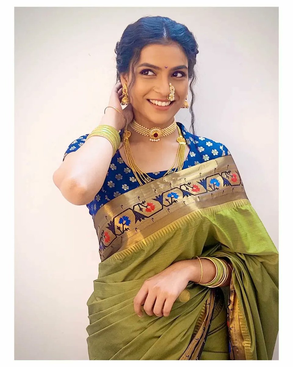 We got that desi feeling from #tanvishewale traditional look!
Collar blouse are back in fashion 😍
Yay Or Nay ?
.
.
.
#sareestyle #sareelove #collarblouse #blousedesign #styleguide #blousestyle #tujhyarupachachadana #marathicelebs #mtownawards #mtownstyleawards