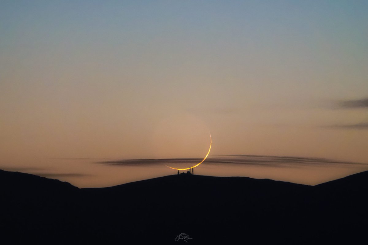 Eldelron's tweet photo. ¡Última luna de mayo! Ayer la pude cazar cayendo sobre la bola del mundo. Hecha con un 600mm desde Cobeña (44,7 km en linea recta). https://t.co/bOMKhfHfeb