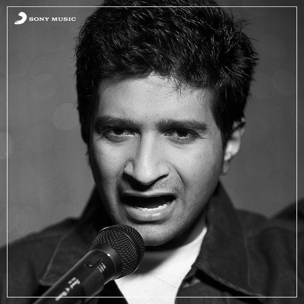 sonymusicindia's tweet photo. ‘’Hum, rahen ya na rahen kal
Kal yaad aayenge ke ye pal…’’

KK, you will be dearly missed. Your iconic songs defined Sony Music India's foundation years. The magical voice fit right into each one of our journeys and is still etched. Rest in peace, dear friend ♥️ https://t.co/32fnqRy9aq