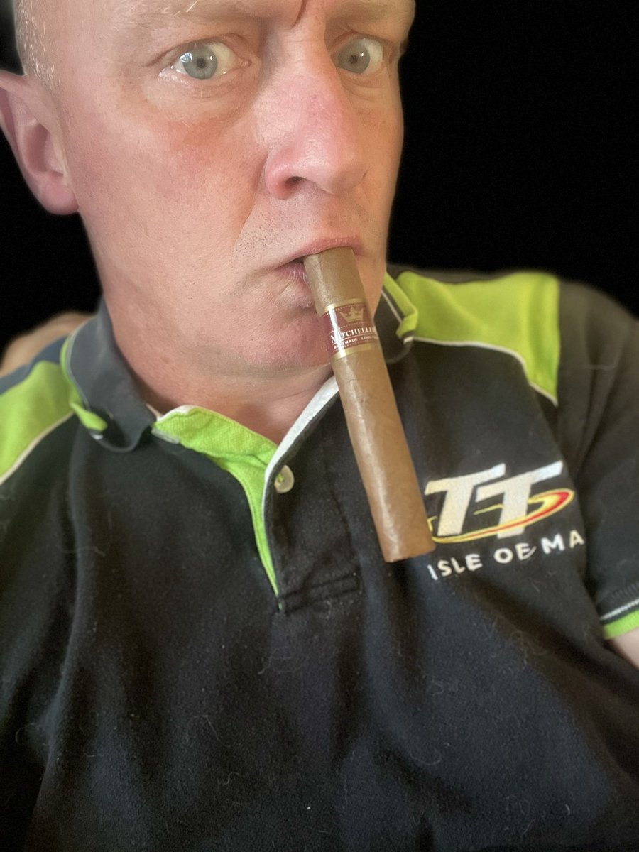 mikesha16292973's tweet photo. Who’s doesn’t love a Mitchellero, the Robusto it was for me last night @Cgarsltd #angleseycigarman #cigarlife #cigarlifestyle #mitchellero #cigarporn #TT2022 https://t.co/5vYKxzy2vd