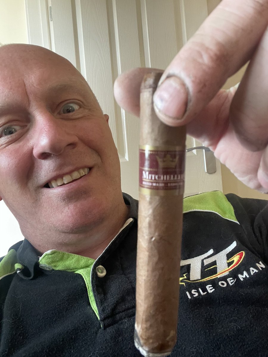 mikesha16292973's tweet photo. Who’s doesn’t love a Mitchellero, the Robusto it was for me last night @Cgarsltd #angleseycigarman #cigarlife #cigarlifestyle #mitchellero #cigarporn #TT2022 https://t.co/5vYKxzy2vd