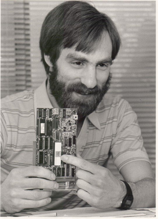 Tal día como hoy, el 1 de junio de 1966, nació Tim Paterson el creador del sistema operativo QDOS (Quick and Dirty Operating System) que después Microsoft llamaría MS-DOS.  La historia aquí 👉neoteo.com/qdos-el-padre-… 
#EfeméridesMolonas