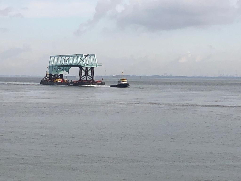 NieuweSluisTern's tweet photo. In de verte komt de eerste brug voor de Nieuwe Sluis de Buitenhaven West ingevaren. #megatransport #nieuwesluisterneuzen #mooizicht https://t.co/S7eeOLASf5