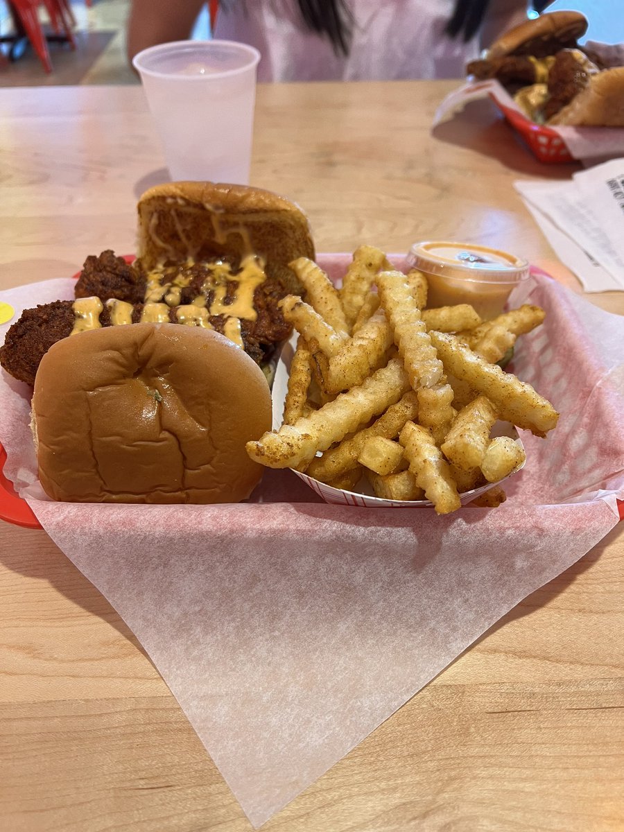 thisrising's tweet photo. Daves hot chicken so OP ong 😩 https://t.co/iwjJV5b7DQ