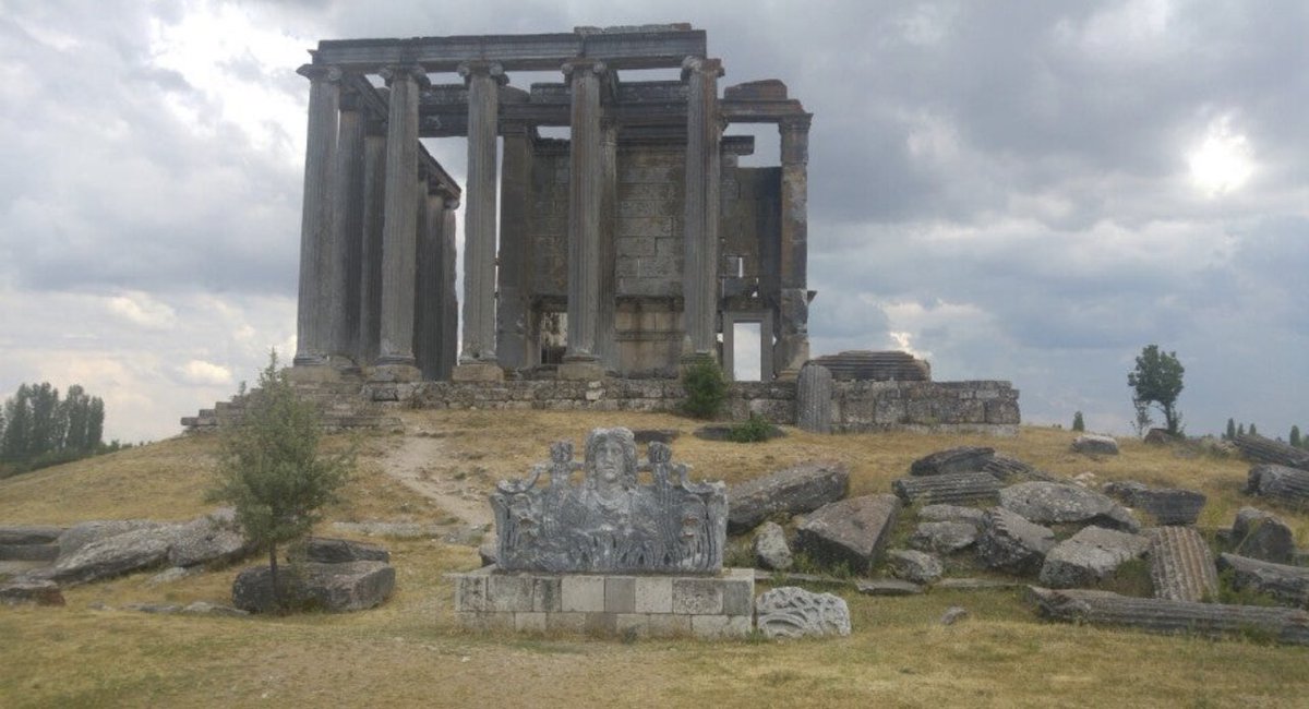 Hayatımda tarihi eserleri bu kadar underrated, Bu kadar turizm alanında değerlendirilemeyen bir ülke daha görmedim. Mesela siz Kütahya’da böyle bir Zeus Tapınağı olduğunu biliyor muydunuz?