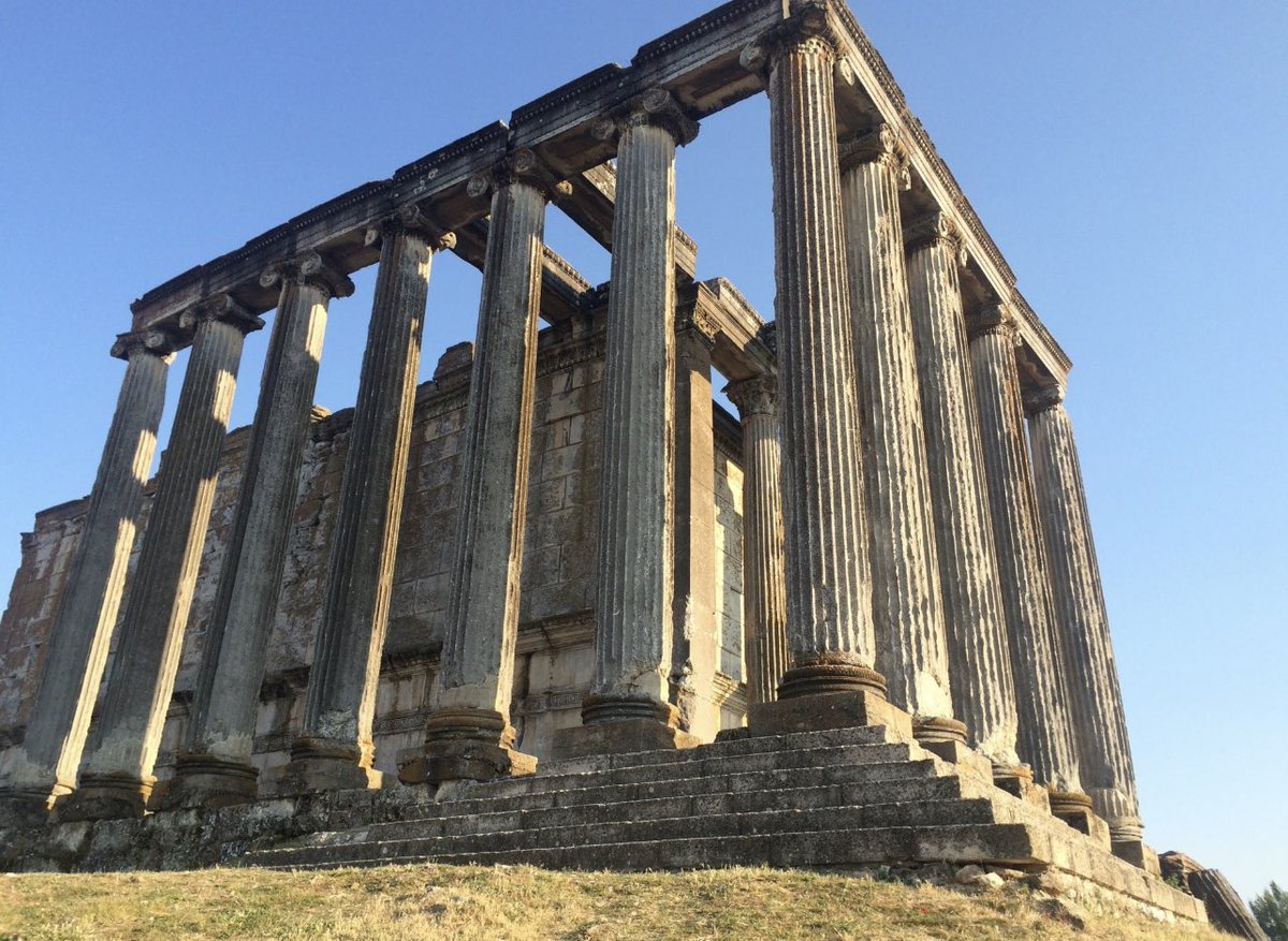 kliseseverim's tweet photo. Hayatımda tarihi eserleri bu kadar underrated, Bu kadar turizm alanında değerlendirilemeyen bir ülke daha görmedim. Mesela siz Kütahya’da böyle bir Zeus Tapınağı olduğunu biliyor muydunuz? https://t.co/X9FjYaqFTh
