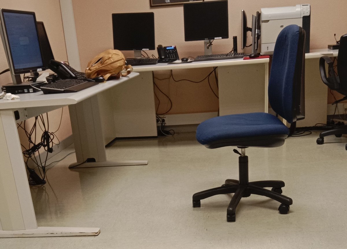 Una trabajadora social
Una Gerontologa social
Una técnico radiodiagnóstico
Una técnico de laboratorio
Hemos coincidido todas currando de telefonistas en Vitoria. Somos jóvenes " Con talento y sin proyecto" cubriendo la necesidad de vivir con dignidad a través de otros sectores 🤷🏻‍♀️