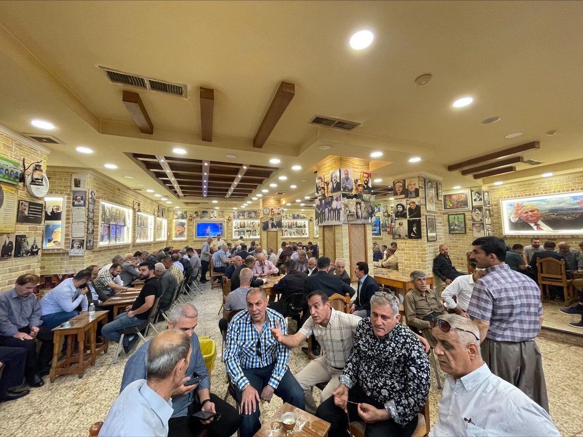 2 asrı aşkın bir süredir Süleymaniye kent merkezinde aynı adreste ziyaretçilerine hizmet veren Çayxaneyî Şaab (Halk Çayevi) aynı zamanda kültürel ve tarihi bir öneme ev sahipliği yapıyor. 

📸 Brwa Asaad | RojNews