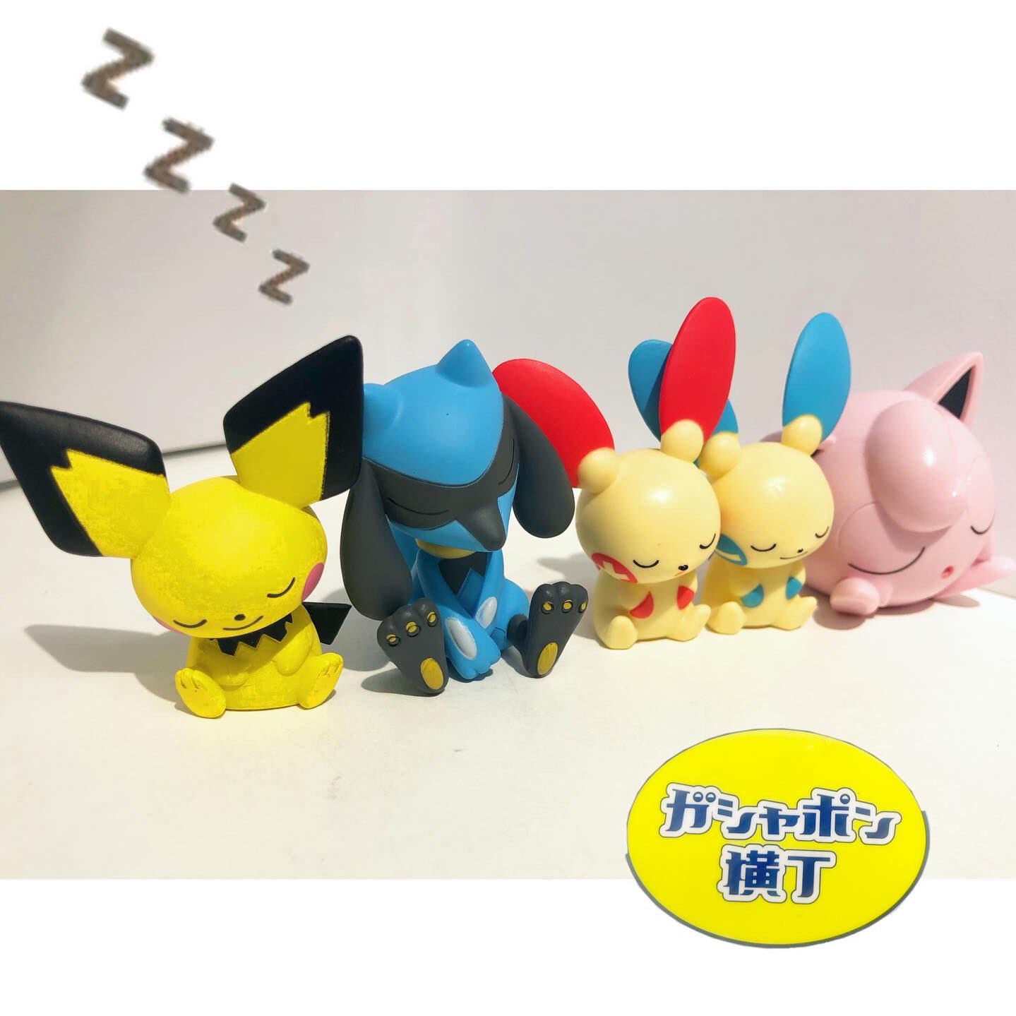 公式 ガシャポン横丁 福光屋 御徒町店 肩ズンfig ポケモン2 隣の肩に ズ ンッ 寝てるような姿が可愛くて愛らしい ポケモン たち プラスル マイナン の他に ピチュー リオル プリン のラインナップ 全5種1回300円 ガシャポン横丁