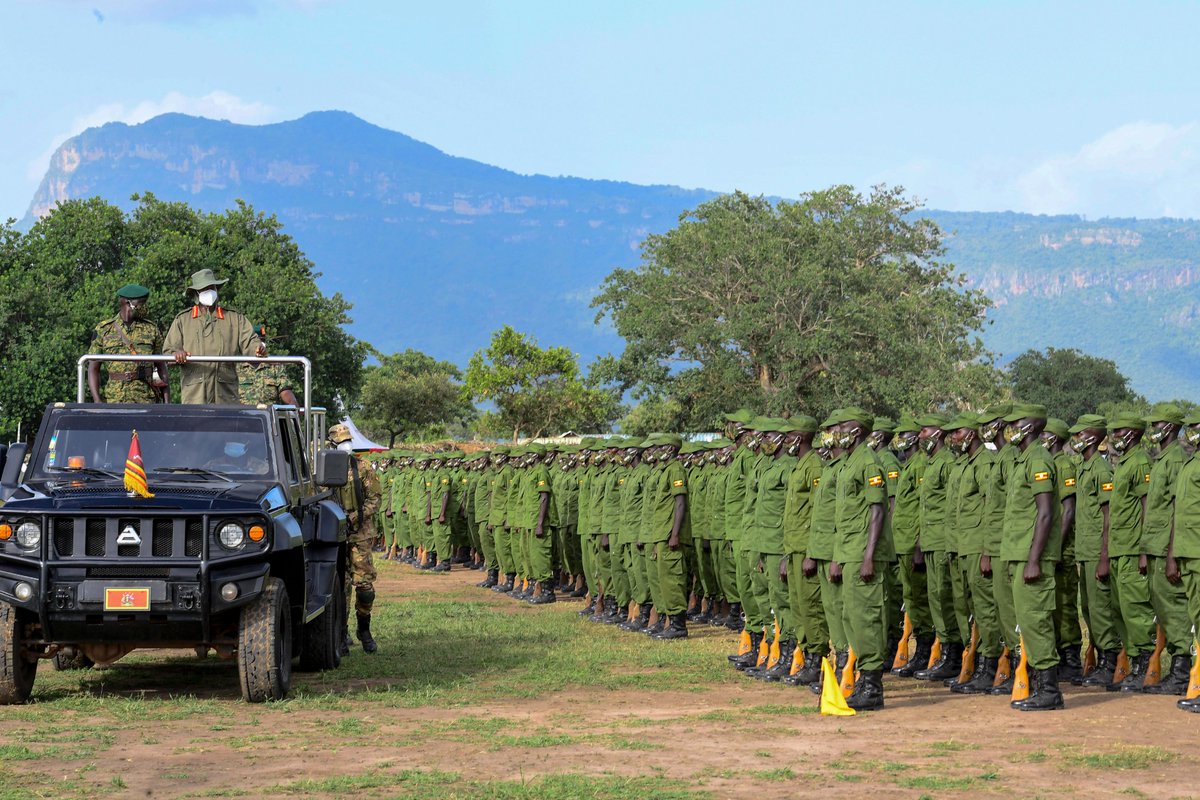 StateHouseUg's tweet photo. President @KagutaMuseveni officiating at the pass-out of #UPDF personnel at Olilim Training School.
The trainees successfully concluded a 6 months basic military training program and were drawn from all regions of the country. https://t.co/R6V1LZMl2v