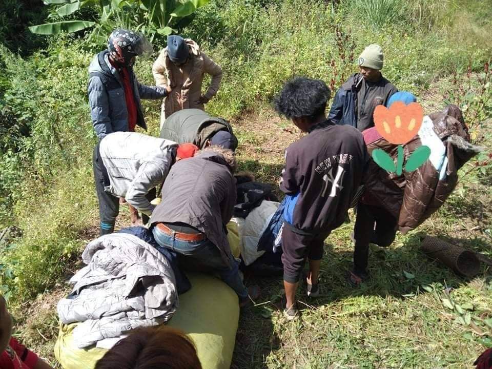 Up to 8 refugee children died in the IDP camps of DarYinDu region, Kanpetlet tsp, southern Chin state, and the internally displaced people now urgently require shelters, provisions, medicines and warm clothing.  #WhatsHappeningInMyanmar
#HelpMyanmarIDPs
