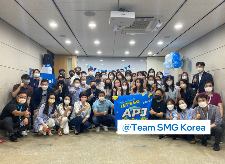 steve_a_long's tweet photo. This week I got the chance to visit our fantastic team in Korea and welcome them back to the office. What a highlight it was to meet everyone in person and celebrate this long-awaited milestone! Welcome back Team Korea! #APJNRG!! #iamintel https://t.co/ww4w5r2gZM
