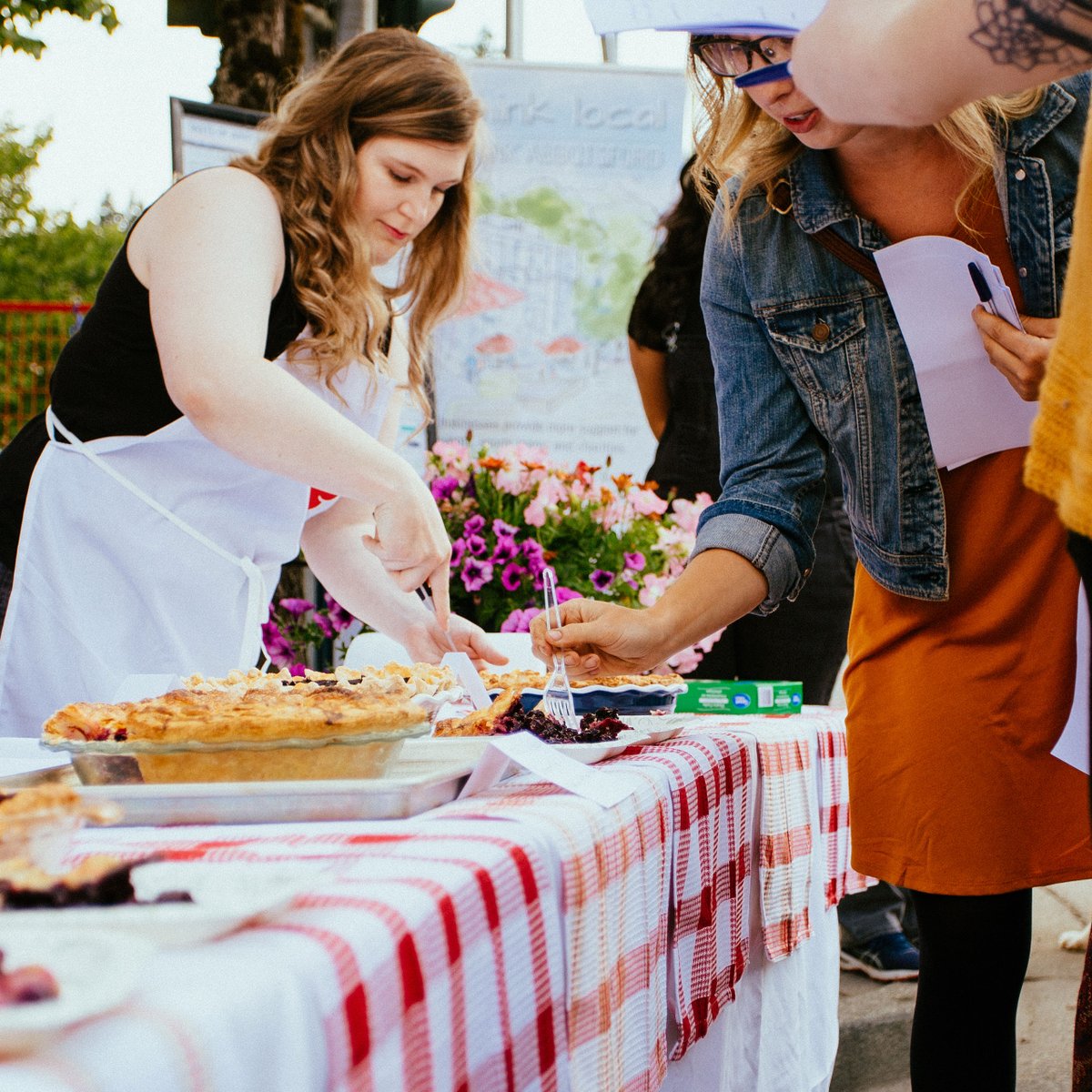 We are thrilled to share that The Great BerryFest Pie Bake Off will be making its' return to the BerryFest on July 16th, 2022! We're looking for 10 amateur pie bakers to join in on the fun + be entered to win a special grand prize! 🥧PIE BAKER REGISTRATION
forms.gle/kQtDj1ZDcAeWnW…