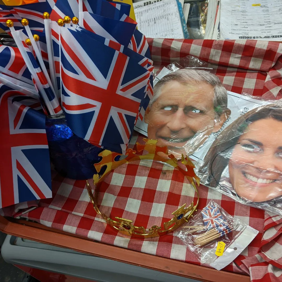 Ready for the jubilee weekend? Last few flags, crowns and masks left! 👑