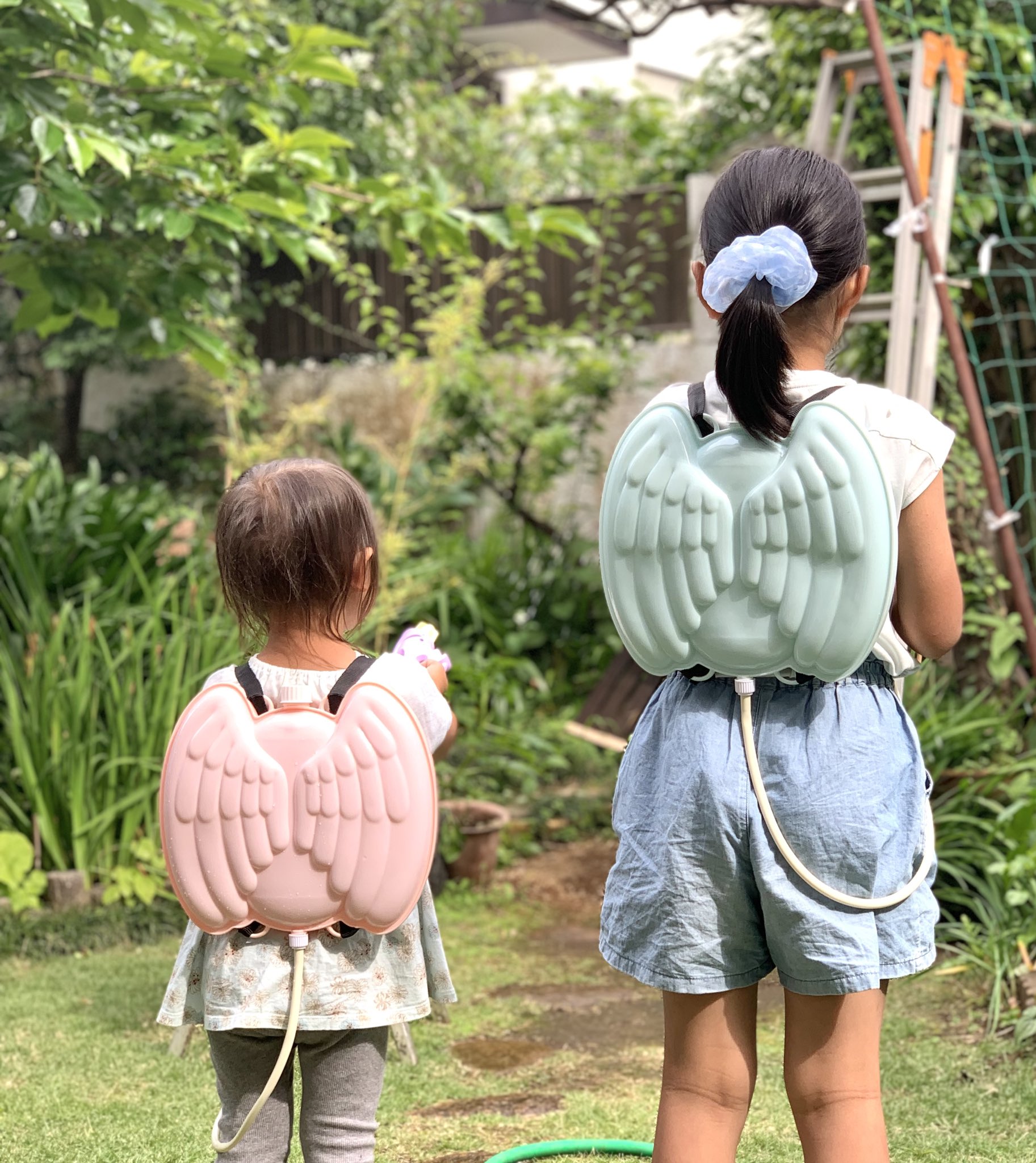 コモシア 昨日ダイソーで見つけたタンク式水鉄砲 姉妹でお揃いにした 天使の羽なのかわいい T Co Qm9gmdcajq Twitter
