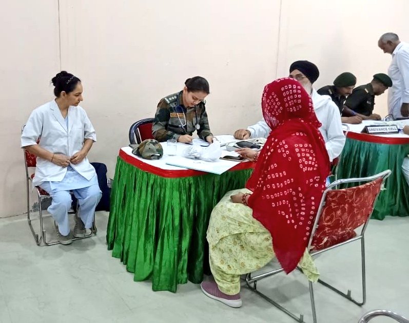 Specialised Counseling & Health wellness camp organised for Veterans & VeerNaris at #Karanpur, Rajasthan by  #IndianArmy #WeCare #OurVeteransOurPride 
#IndianArmyPeoplesArmy 
@kayjay34350 @asthana_shashi @bkum2000 @ColAjayKothiyal @prettypadmaja @GenPanwar @avarakai
