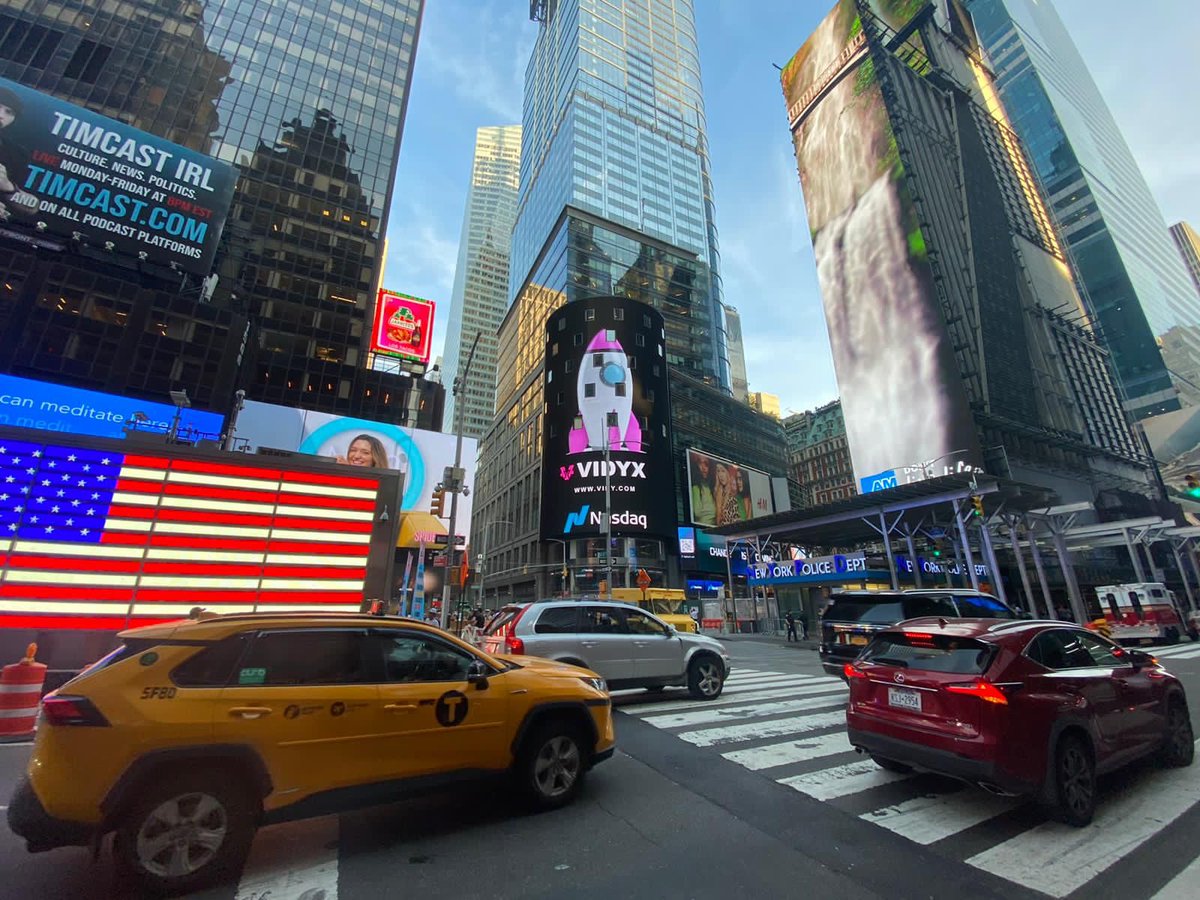 snoopynemo21's tweet photo. Vidy-VidyX tayang di videotron Nasdaq Tower Times Square New York..

Go...go..go VIDY &amp; VIDYX 🚀

#vidy
#vidyX
#vidycommunity
@VidyVidyxLovers 
@VidyCoin https://t.co/YR95YNLlv1