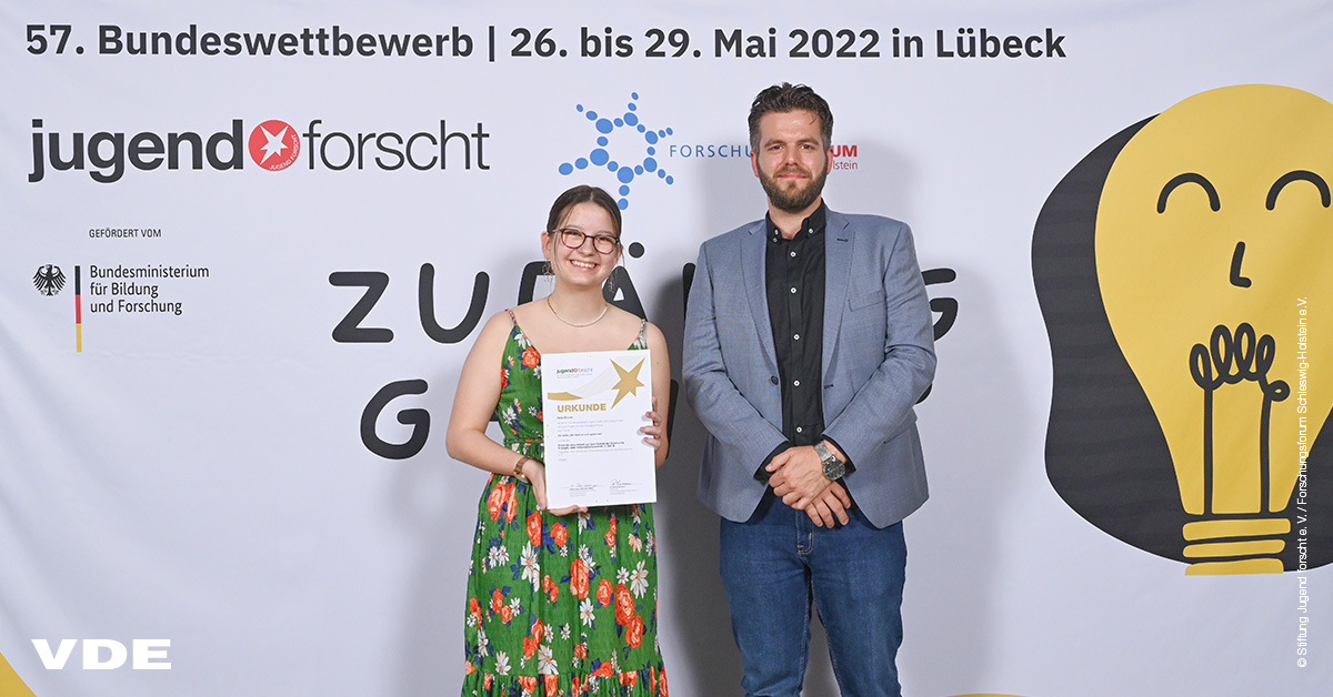 Jugend forscht 2022: Schülerin aus Emden entdeckt neue Farbtemperaturschritte in LEDs 💡. In diesem Jahr durfte @MatthiasKonen als Vertreter des VDE Nele Grüner (16), für ihre Forschungsarbeit, den mit 1.000 EUR dotierten Sonderpreis überreichen. Gratulation! #jugendforscht #led