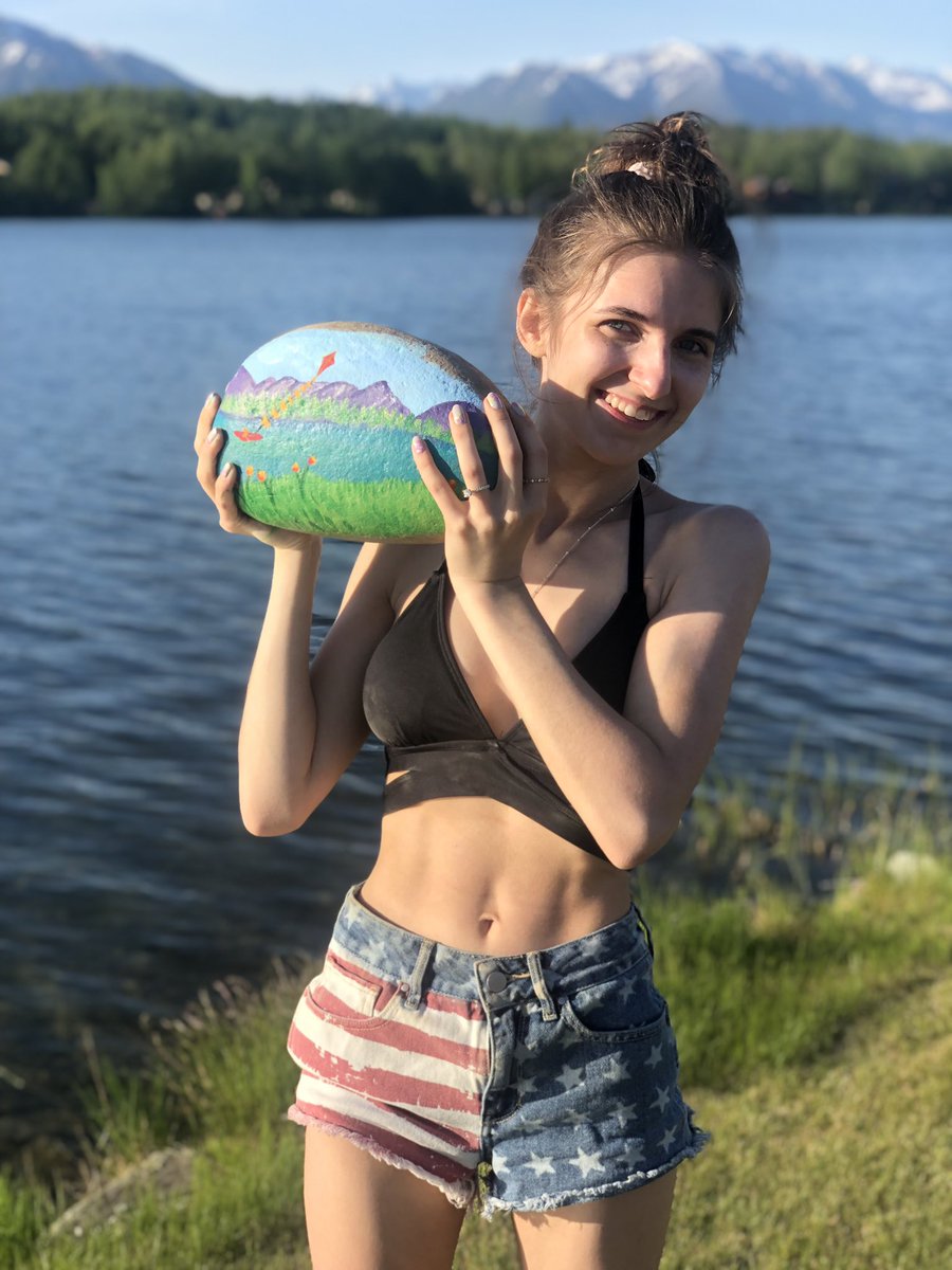 CheekyCrisps's tweet photo. illusion of abs brought to you by “girls who have an active gym membership but haven’t gone in a year” https://t.co/M1Mg4EPQRI