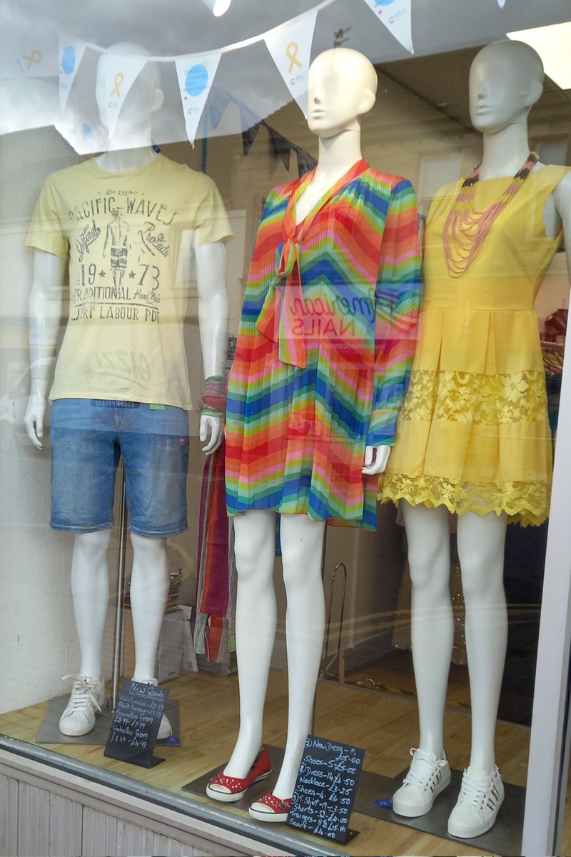 #WindowsWednesday #ChildrenandYoungPeople meets #RainbowNation at cruk Bellshill lots of fun raising going on.
