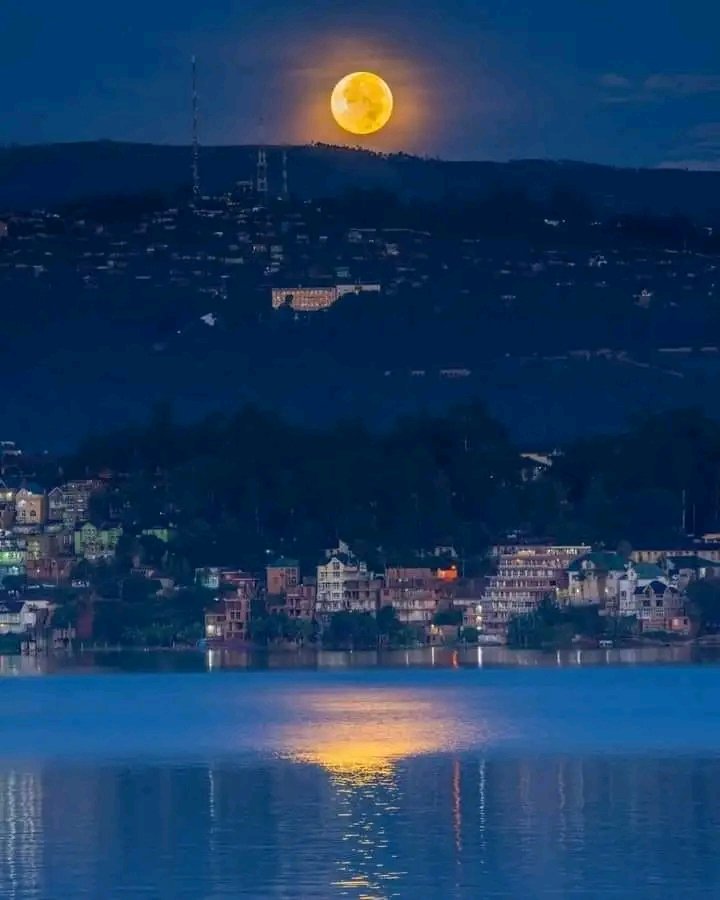 Quand une personne te dit qu'une chose est impossible à faire, qu'un objectif est impossible atteindre, qu'une montagne est impossible à escalader; tiens compte qu'elle évoque certainement ses limites, ses limitations, ses impossibilités, pas les tiennes!
Always reach the stars !