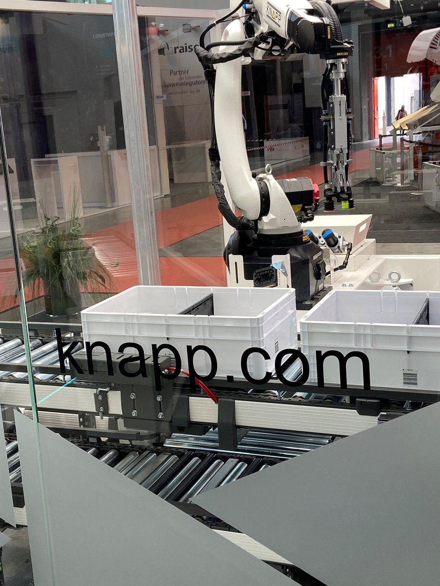 KNAPP_AG_de's tweet image. Live from LogiMAT, we present our cool technologies like our intelligent Pick-it-Easy Robot. Everything’s in good hands thanks to robots with AI. Find out more on our stand B05 in hall 3. #makingcomplexitysimple #valuechaintechpartner #pickiteasyrobot #poweredbycovariantai