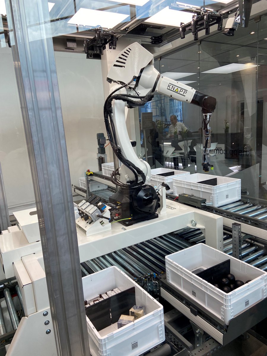 KNAPP_AG_de's tweet image. Live from LogiMAT, we present our cool technologies like our intelligent Pick-it-Easy Robot. Everything’s in good hands thanks to robots with AI. Find out more on our stand B05 in hall 3. #makingcomplexitysimple #valuechaintechpartner #pickiteasyrobot #poweredbycovariantai
