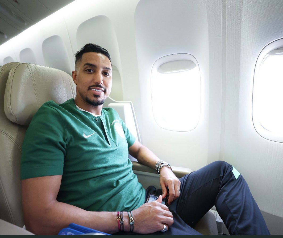 والله ياسالم جمهور الهلال يحبك وفيه مراهقين يقتدون فيك كلاعب لكن يعاب من شار عليك بلبس السلاسل لاننا سعوديين وديننا وعادتنا لاتقبل مثل هذا ونت رجال —-انتهى الكلام
