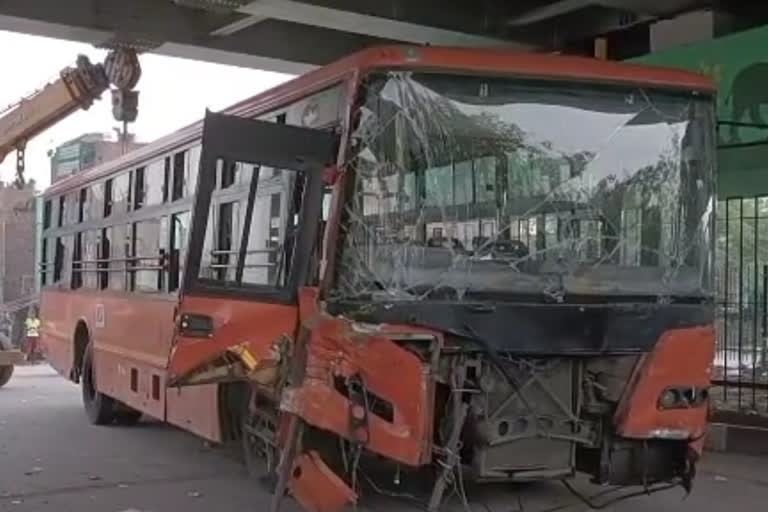 r9_tv's tweet photo. दिल्ली की लो फ्लोर बस ने पुरानी #bluelinebus की याद दिला दी! जिसकी बेकाबू रफ्तार में कई लोगों की ज़िंदगी छीन ली थी। ऐसा ही नजारा शास्त्री पार्क के लाल बत्ती पर दिखा,जहां बेकाबू बस ने 9 लोगों को कुचला...
https://t.co/3wph4tPhfB
#Accident
#Delhi
#LowFloorBus
#9peoplecrushed https://t.co/vxYX2sDOOn