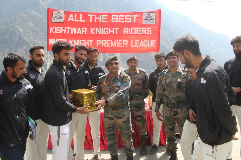 Whiteknight_IA's tweet photo. #WKPL
#whiteknight50
Kishtwar Knight Riders, selected team to represent #Kishtwar District in WhiteKnight Premier League was flagged of today by #IndianArmy and District Sports Officials. We wish the team success in tournament.
@Whiteknight_IA
@NorthernComd_IA https://t.co/totc1MU1HL