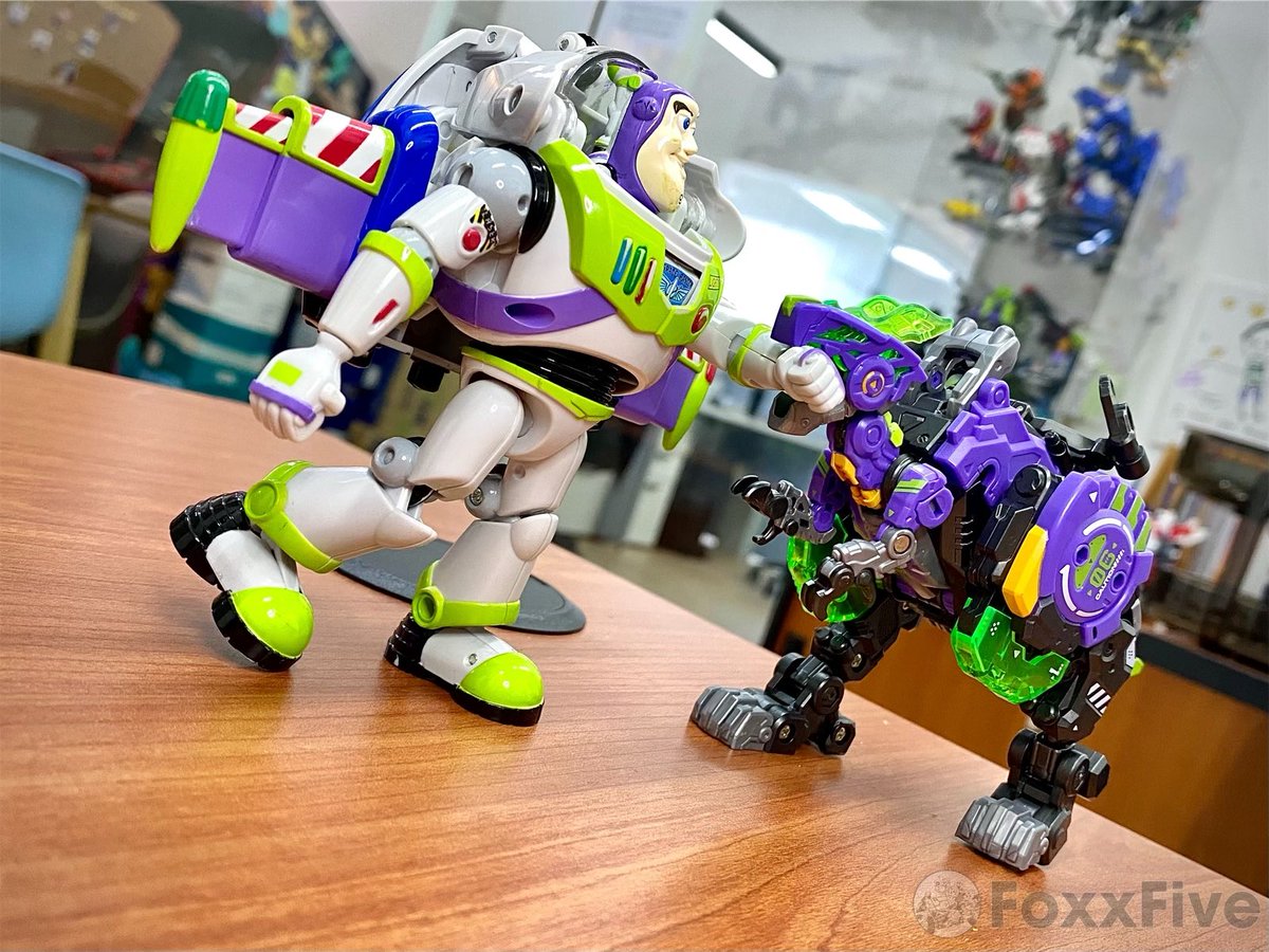 foxracingfive's tweet photo. Suspicious cargo @52Toys @52TOYSJP @s250_MKII #52toys #beastbox #desktoys #ビーストボックス #acidghost #eva #buzzlightyear #lightyear https://t.co/qJeWeWuEU5