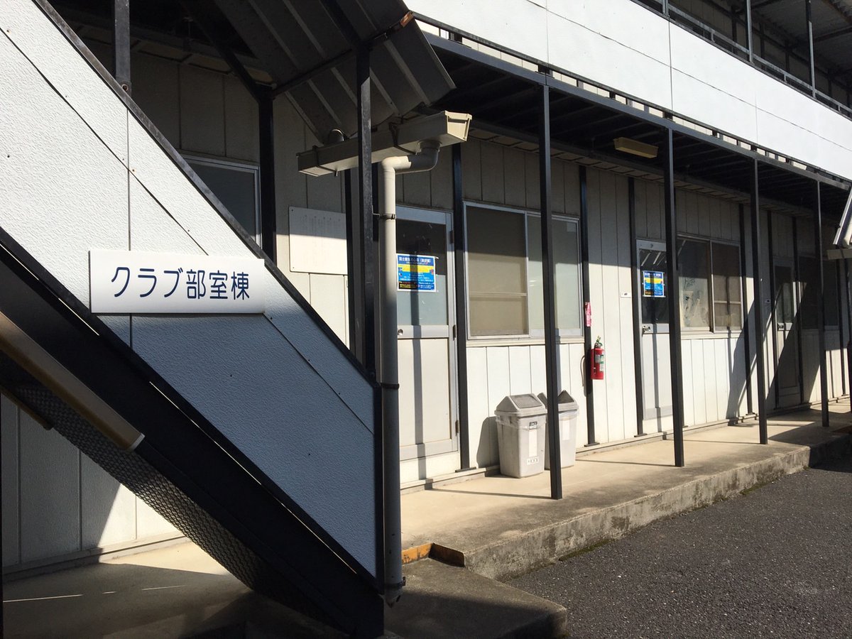 パソコン俱楽部の部室は、部室棟一階の102号室です。
部室棟は、メイプルセンチュリーホールの正面にある横断歩道を渡って左にあります。